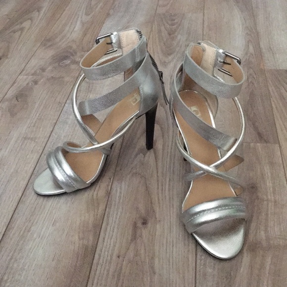 Joe’s Jeans Robbie Metallic Silver Leather Heels - Picture 8 of 8